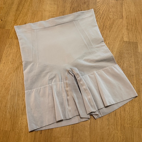 SPANX Other - Spanx LARGE Nude Shaping Mid Thigh Short